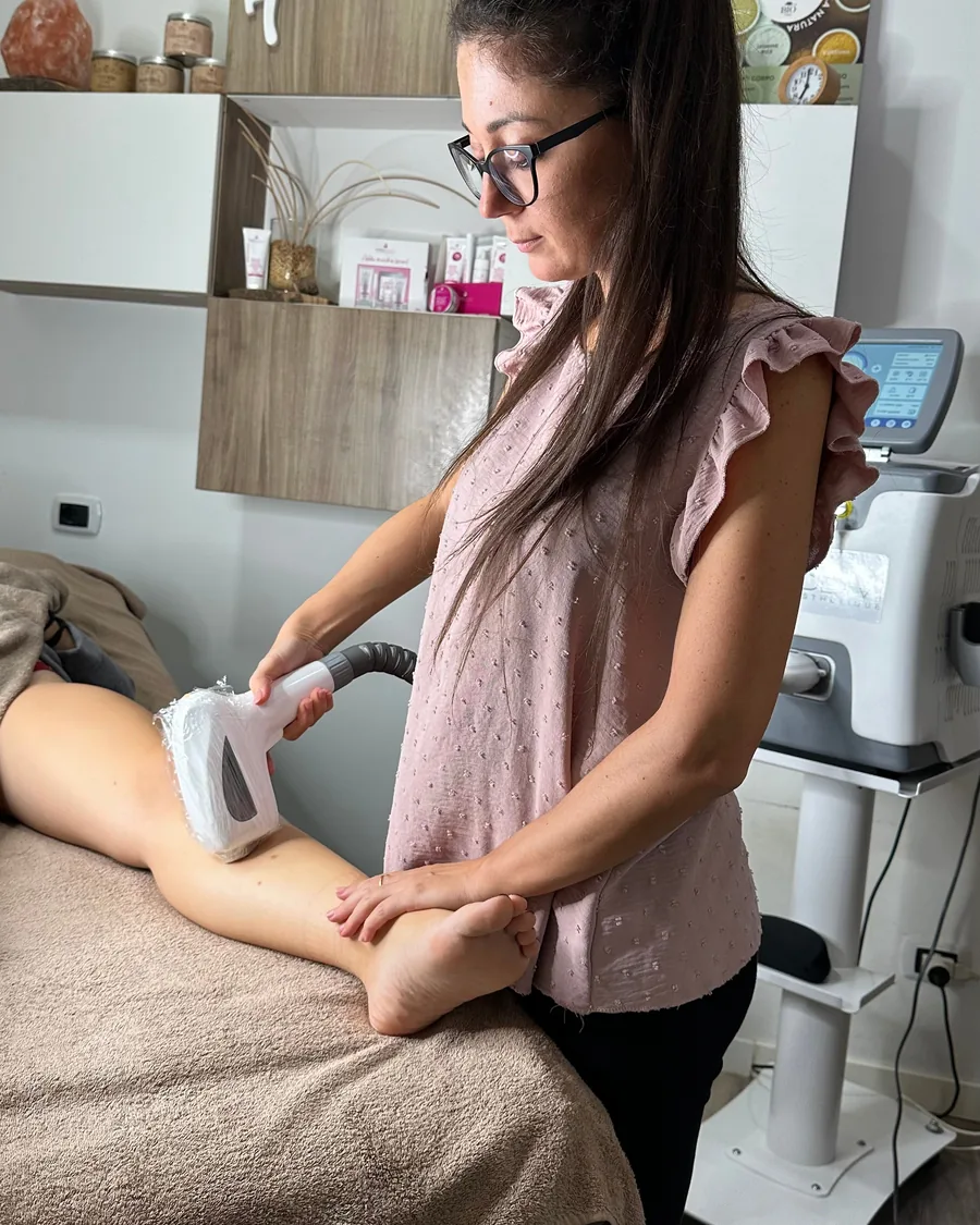 Operatrice di Essentia durante un trattamento corpo in cabina