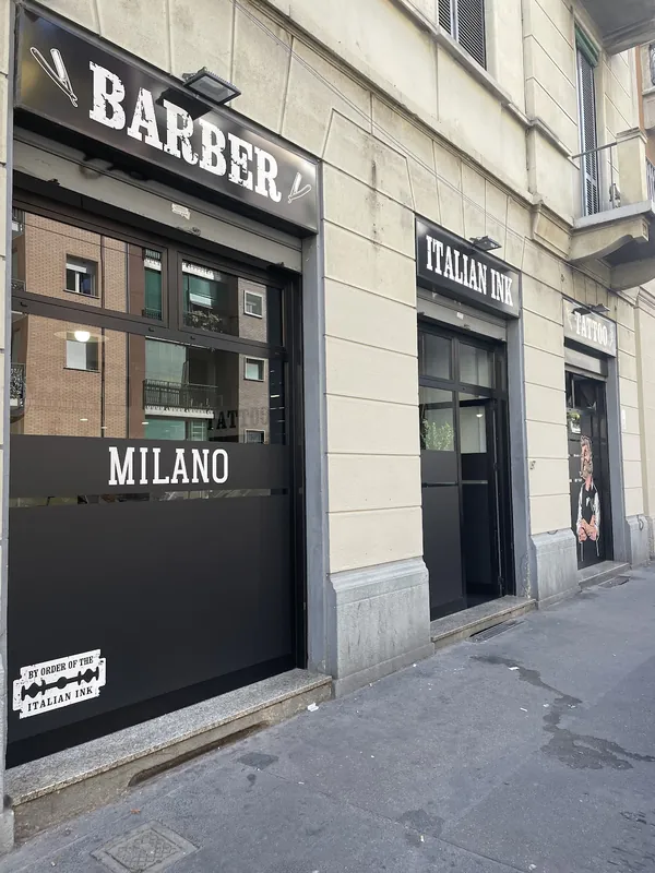 Vetrina del barber shop Italian Ink in Via Mercantini 17, Milano
