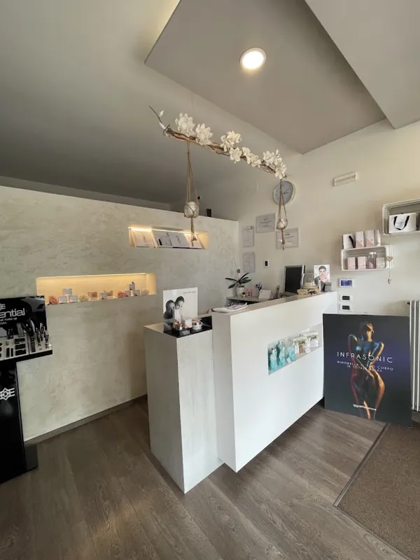 Reception di L'Angolo del Benessere con i prodotti viso esposti