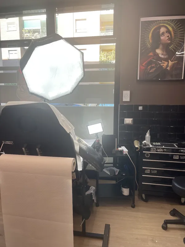 Sala tatuaggi con lettino e luci da lavoro