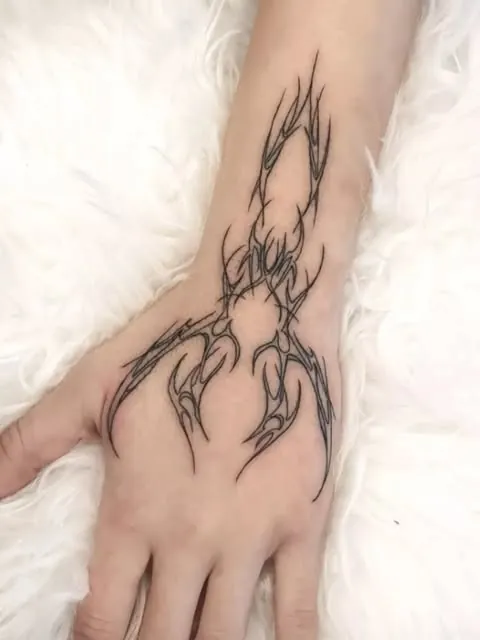 Tatuaggio a linee sulla mano